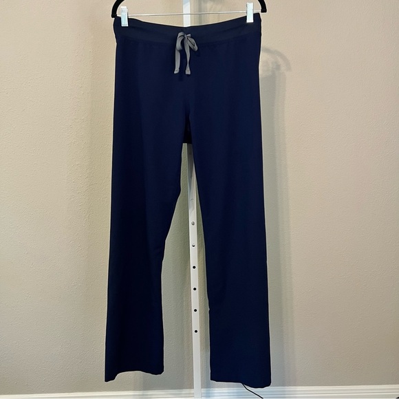 Figs Navy Catarina One Pocket Scrub Top and Livingston Basic Scrub Pants - Picture 6 of 10